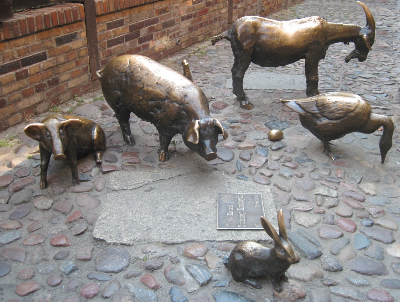 76-Breslavia-Una serie di piccoli animali in scultura nella stada delle antiche macellazioni